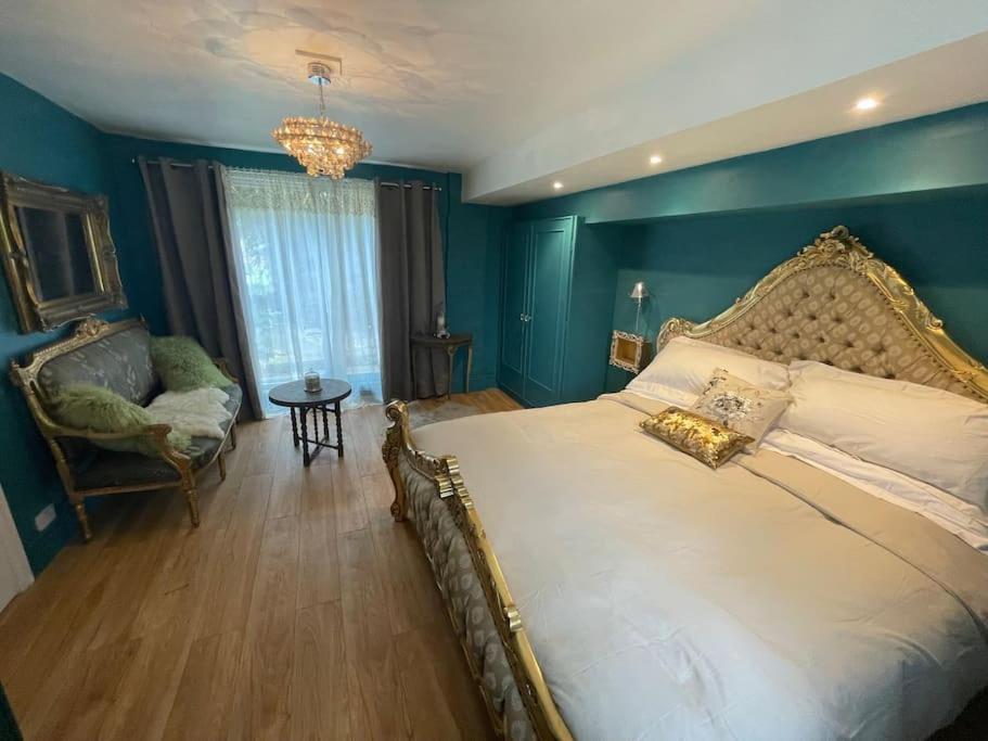The Big Cosy Boudoir Bed + Hot Tub Apartment Harvington ภายนอก รูปภาพ