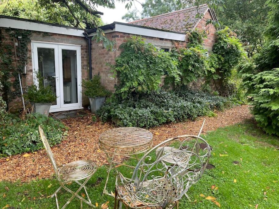 The Big Cosy Boudoir Bed + Hot Tub Apartment Harvington ภายนอก รูปภาพ