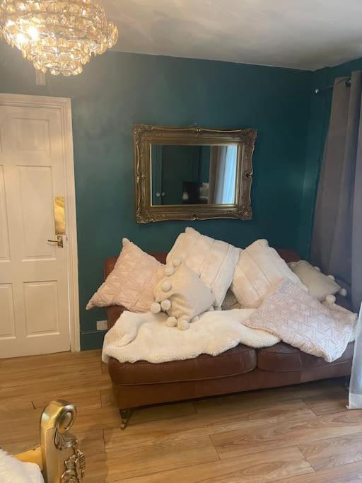 The Big Cosy Boudoir Bed + Hot Tub Apartment Harvington ภายนอก รูปภาพ