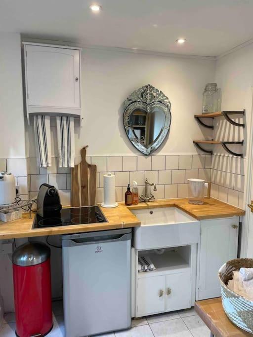 The Big Cosy Boudoir Bed + Hot Tub Apartment Harvington ภายนอก รูปภาพ