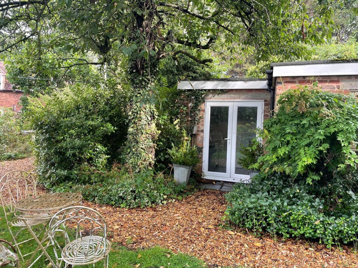 The Big Cosy Boudoir Bed + Hot Tub Apartment Harvington ภายนอก รูปภาพ